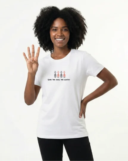 Camiseta "Quem Tem Mais Tem Quatro"