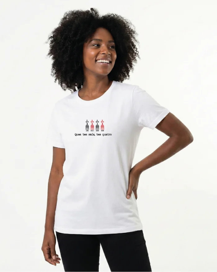 Camiseta "Quem Tem Mais Tem Quatro" - Imagem 3