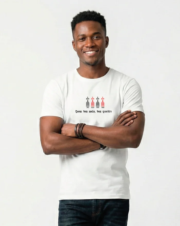 Camiseta "Quem Tem Mais Tem Quatro" - Imagem 5