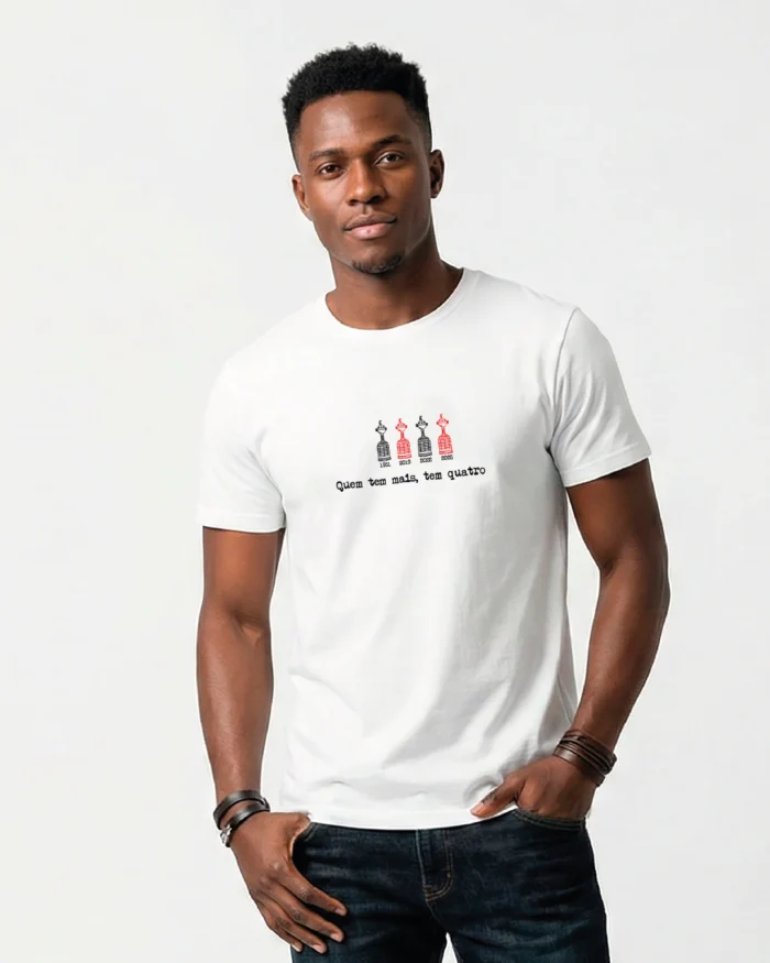Camiseta "Quem Tem Mais Tem Quatro" - Imagem 4