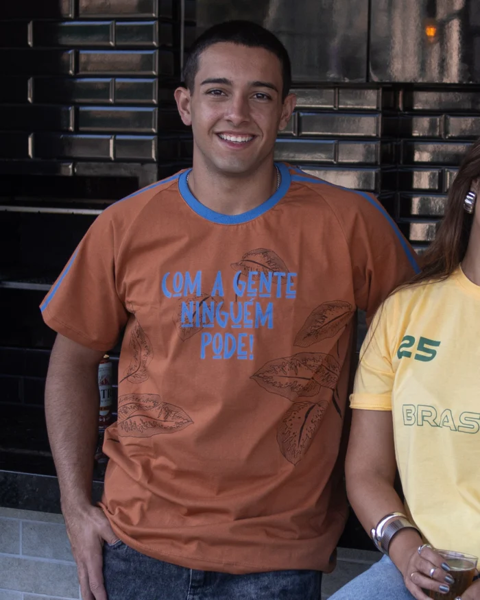 Camiseta "Com a gente ninguém pode" - Imagem 5